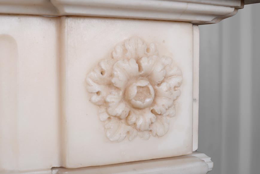 Cheminée de style Louis XVI en marbre blanc au gorgonéion-9