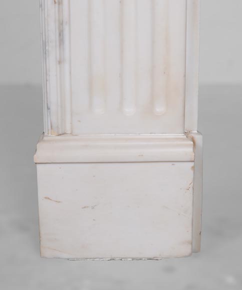 Cheminée de style Louis XVI en marbre blanc au gorgonéion-10