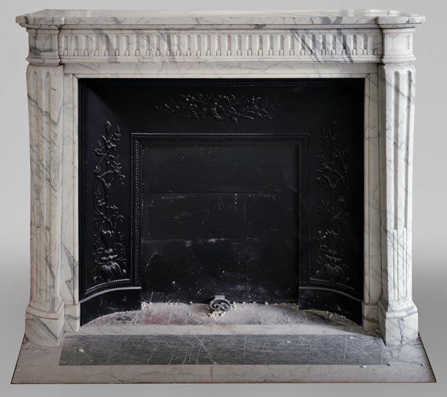 Cheminée de style Louis XVI en marbre Arabescato,à rudentures-0