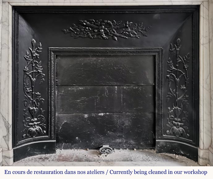 Cheminée de style Louis XVI en marbre Arabescato,à rudentures-8