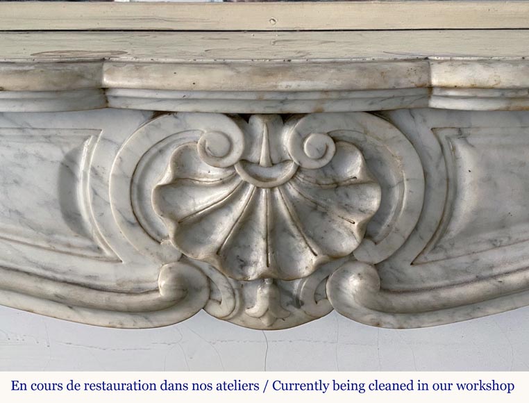 Belle cheminée de style Louis XV en marbre de Carrare veiné-1