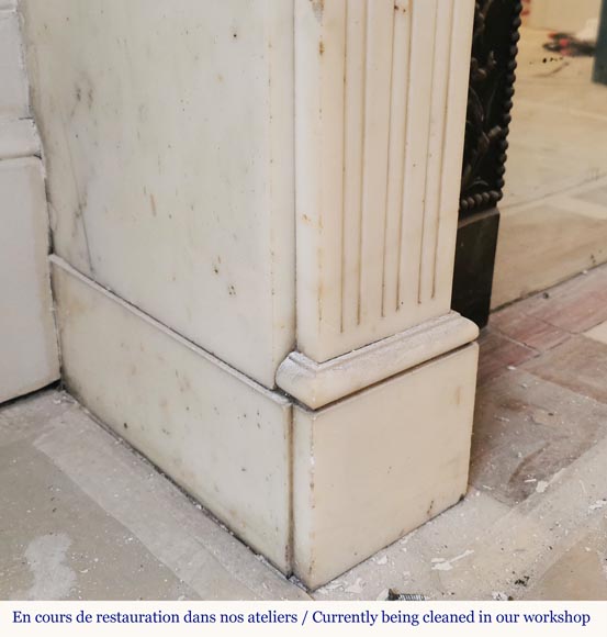 Petite cheminée de style Louis XVI en marbre statuaire à rudentures-4