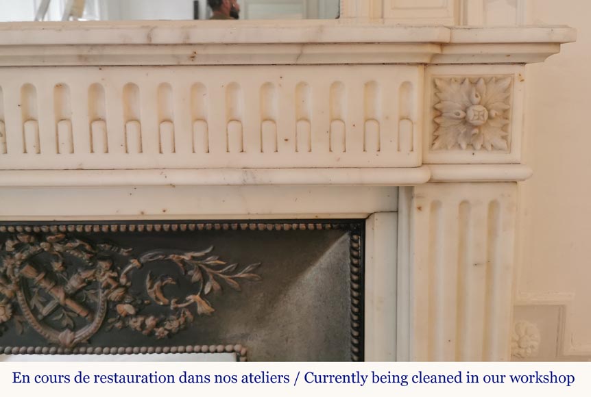Petite cheminée de style Louis XVI en marbre statuaire à rudentures-6