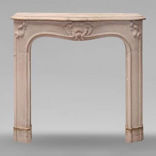 Cheminée en pierre de style Louis XV galbée