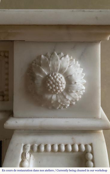 Cheminée de style Louis XVI en marbre de Carrare aux liserés perlés -6
