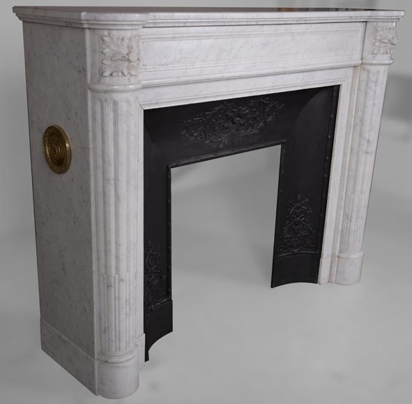 Cheminée de style Louis XVI en marbre de Carrare aux demies colonnes-2