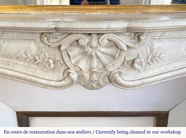 Belle cheminée de style Louis XV en marbre de Carrare au riche décor-1