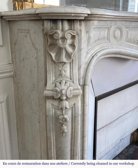 Belle cheminée de style Louis XV en marbre de Carrare au riche décor-3