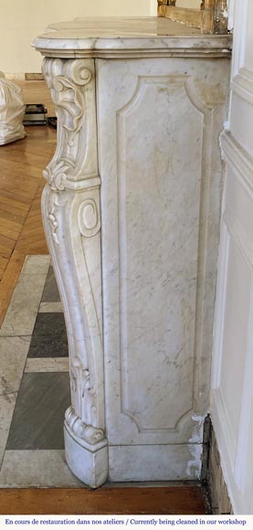 Belle cheminée de style Louis XV en marbre de Carrare au riche décor-7