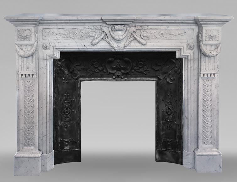 Cheminée style Napoléon III au riche décor sculpté en marbre de Carrare-0