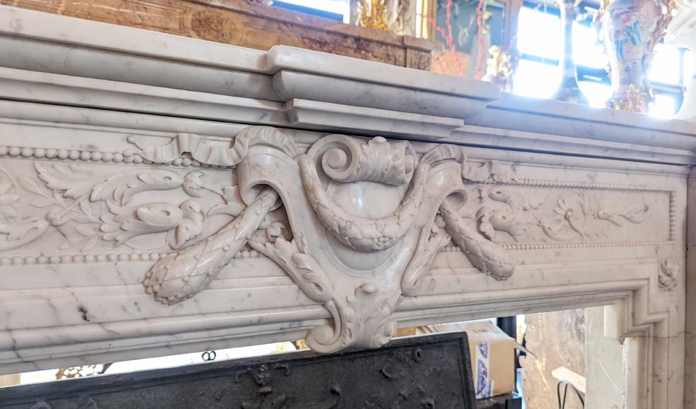 Cheminée style Napoléon III au riche décor sculpté en marbre de Carrare-2
