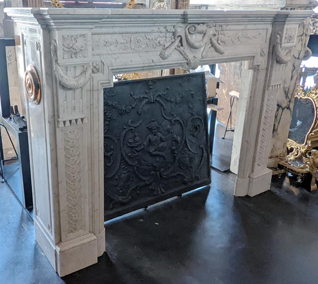 Cheminée style Napoléon III au riche décor sculpté en marbre de Carrare-3