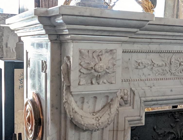 Cheminée style Napoléon III au riche décor sculpté en marbre de Carrare-4