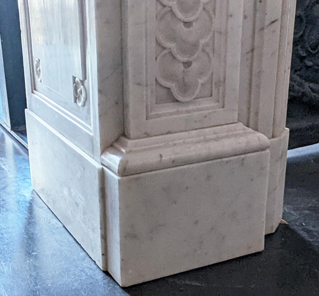 Cheminée style Napoléon III au riche décor sculpté en marbre de Carrare-6