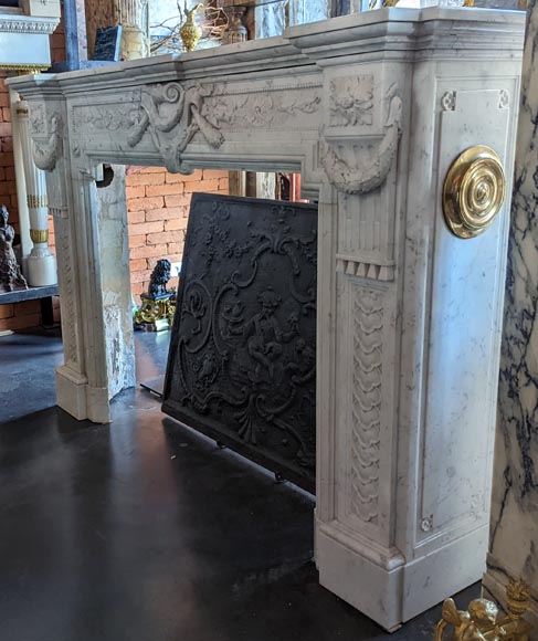 Cheminée style Napoléon III au riche décor sculpté en marbre de Carrare-7