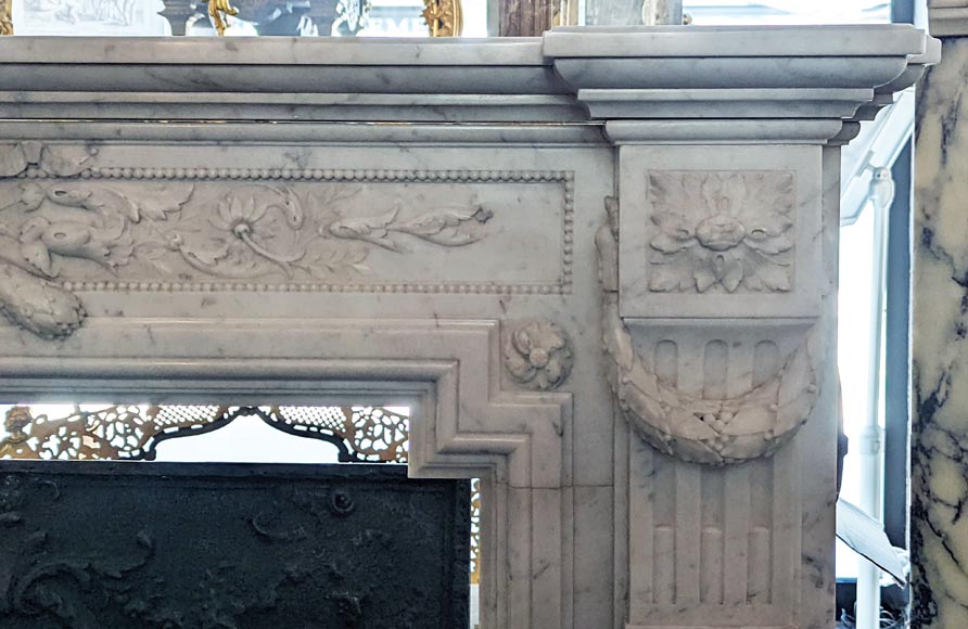 Cheminée style Napoléon III au riche décor sculpté en marbre de Carrare-8