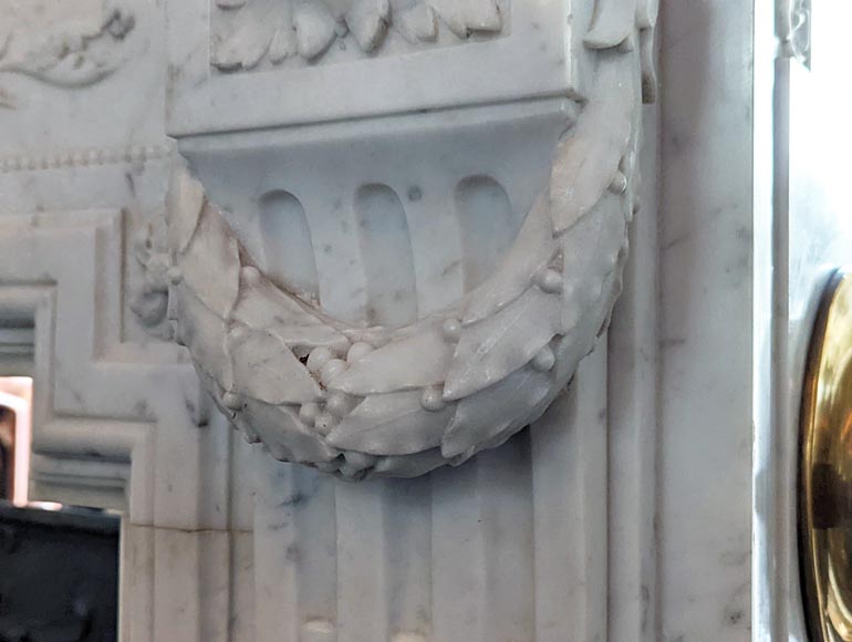Cheminée style Napoléon III au riche décor sculpté en marbre de Carrare-9