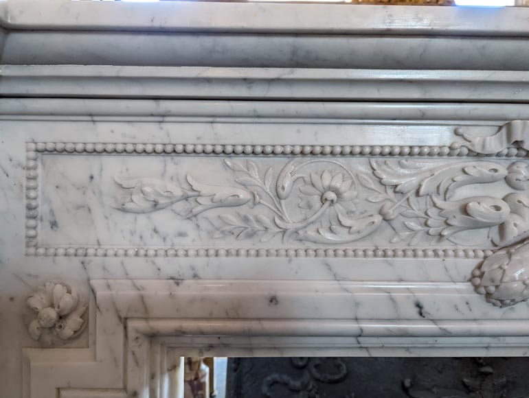 Cheminée style Napoléon III au riche décor sculpté en marbre de Carrare-11