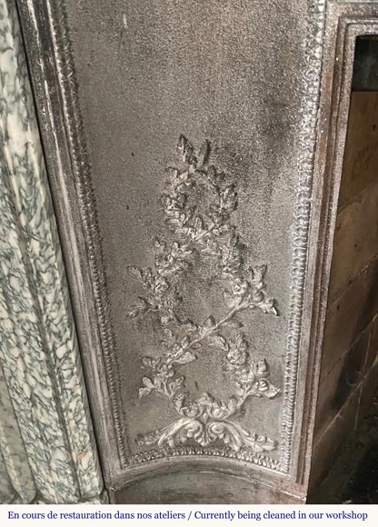 Cheminée de style Louis XVI en marbre Vert d'Estours à la frise de postes-6