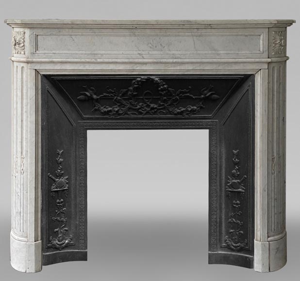 Cheminée de style Louis XVI en marbre de Carrare aux rebords arrondis-0