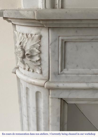 Cheminée de style Louis XVI en marbre de Carrare aux rebords arrondis-3