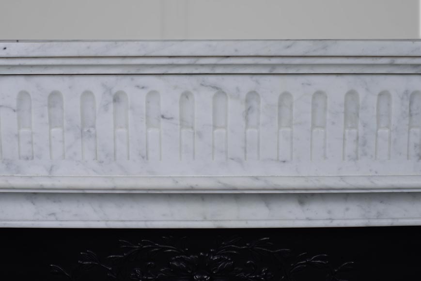 Cheminée de style Louis XVI en marbre de Carrare à rudentures-1