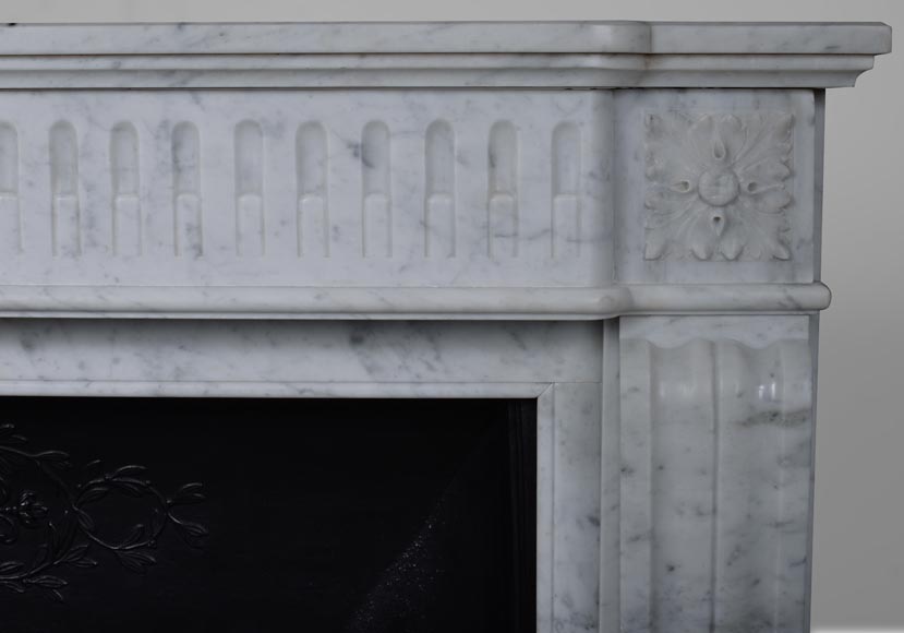 Cheminée de style Louis XVI en marbre de Carrare à rudentures-6