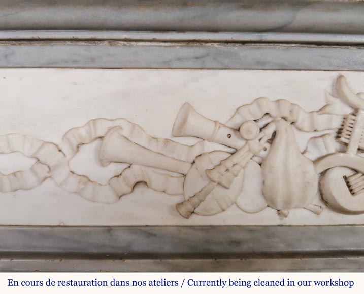 Cheminée de style Louis XVI en marbre statuaire et Bleu Turquin aux instruments de musique-2