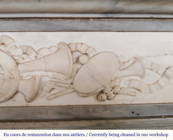 Cheminée de style Louis XVI en marbre statuaire et Bleu Turquin aux instruments de musique-3