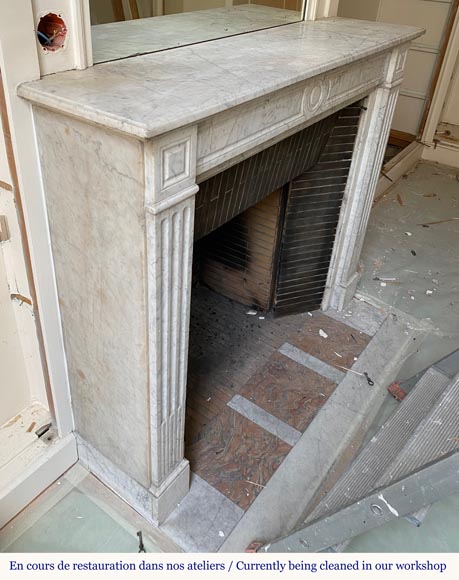 Petite cheminée de style Louis XVI en marbre de Carrare veiné au médaillon-2