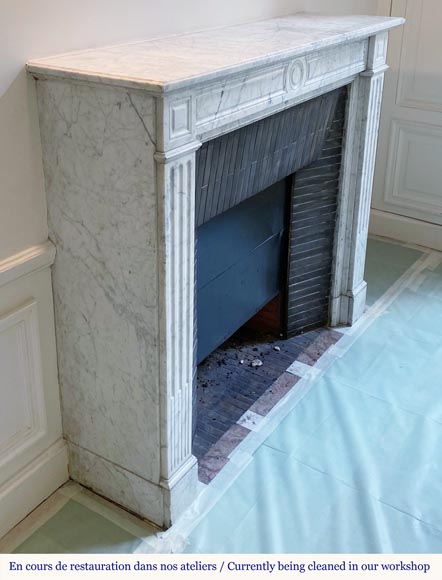Petite cheminée de style Louis XVI en marbre de Carrare très veiné-2