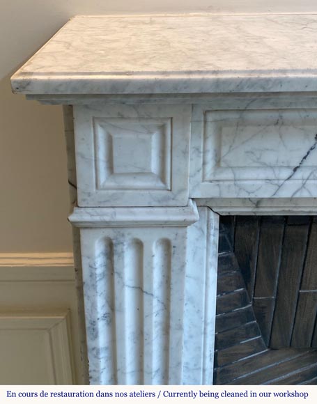 Petite cheminée de style Louis XVI en marbre de Carrare très veiné-3