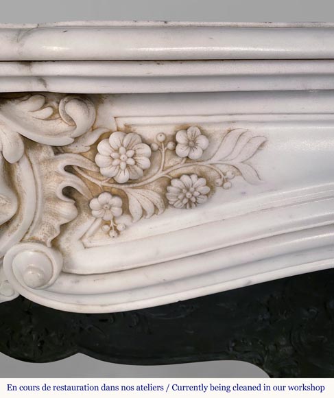Riche cheminée de style Louis XV en marbre de Carrare demi statuaire aux coquilles et fleurs-2