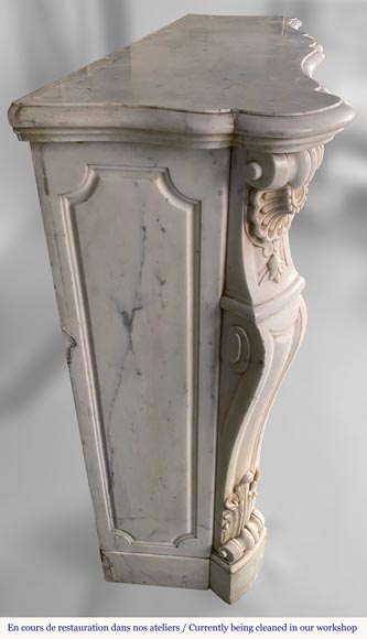 Riche cheminée de style Louis XV en marbre de Carrare demi statuaire aux coquilles et fleurs-4