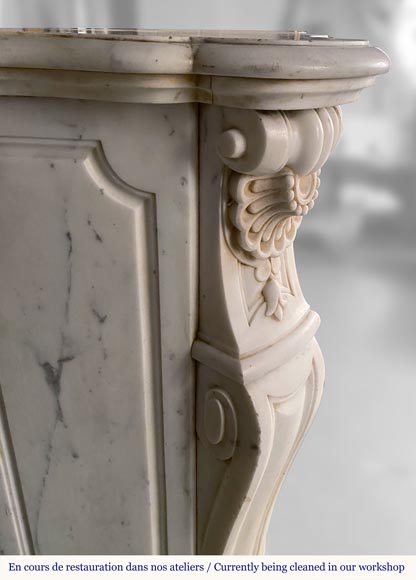 Riche cheminée de style Louis XV en marbre de Carrare demi statuaire aux coquilles et fleurs-5