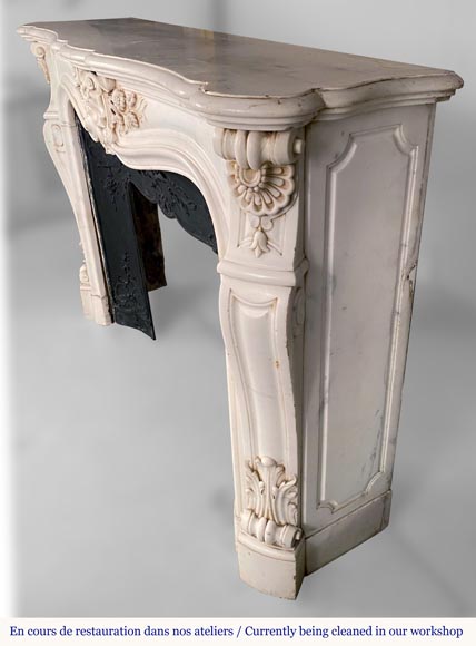 Riche cheminée de style Louis XV en marbre de Carrare demi statuaire aux coquilles et fleurs-6