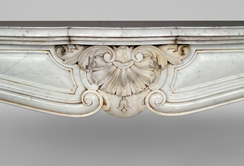 Cheminée de style Louis XV en marbre de Carrare aux coquilles -1