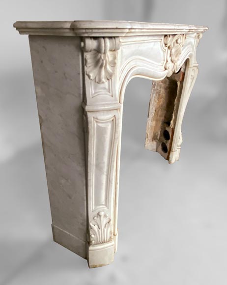 Cheminée de style Louis XV en marbre de Carrare aux coquilles -2