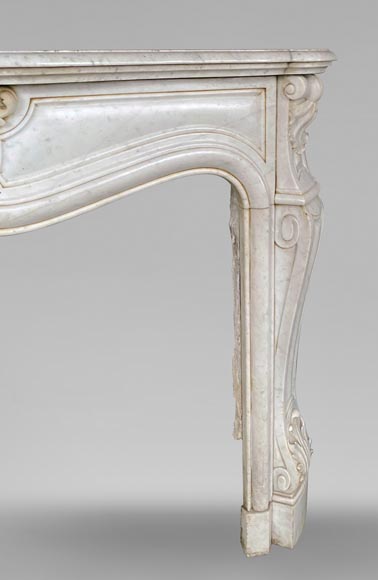 Cheminée de style Louis XV en marbre de Carrare aux coquilles -5