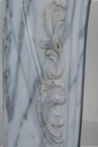 Cheminée de style Louis XV en marbre Arabescato -6