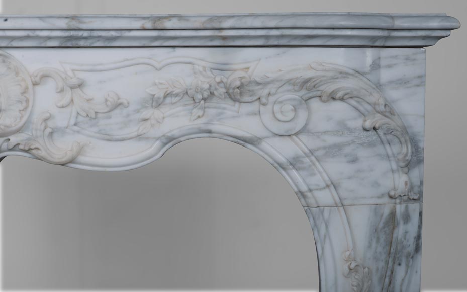 Cheminée de style Louis XV en marbre Arabescato -10