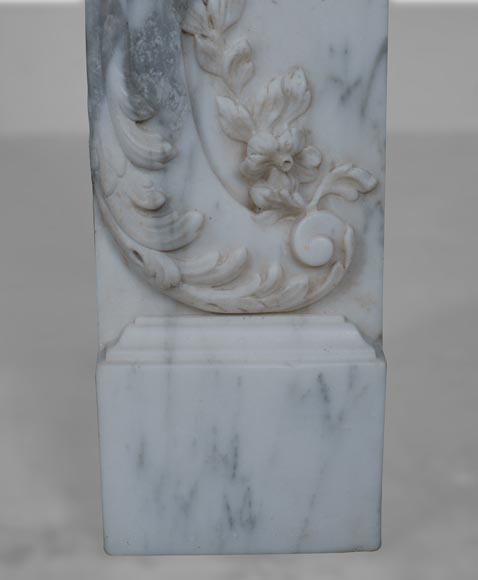 Cheminée de style Louis XV en marbre Arabescato -11