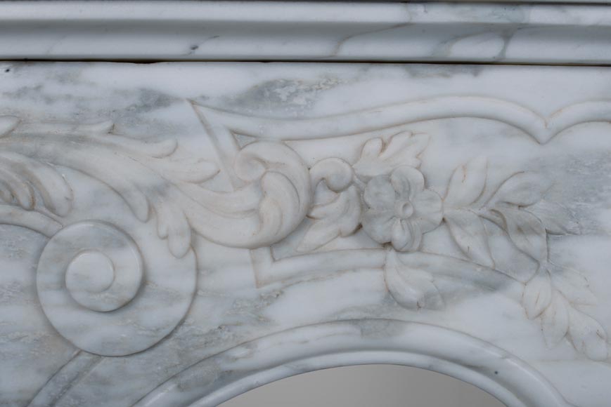 Cheminée de style Louis XV en marbre Arabescato -12