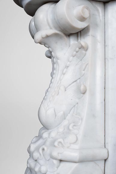 Cheminée de style Louis XV en marbre de Carrare-7