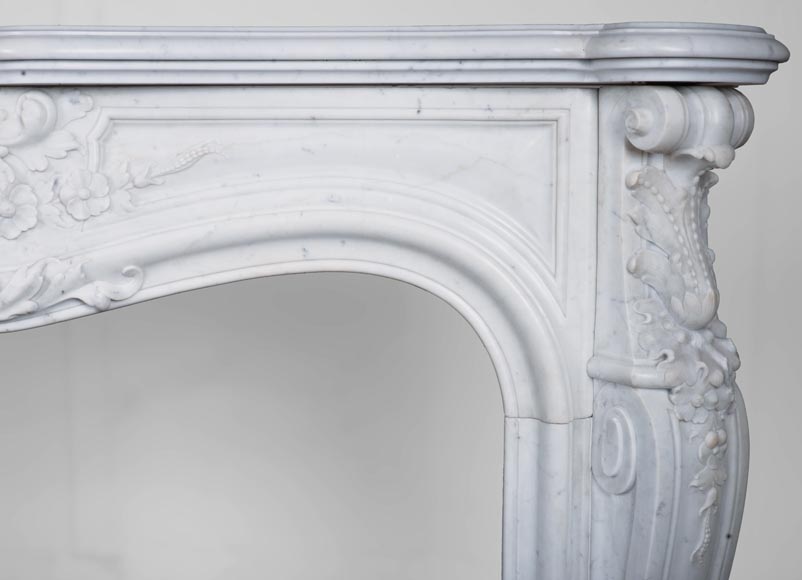 Cheminée de style Louis XV en marbre de Carrare-12