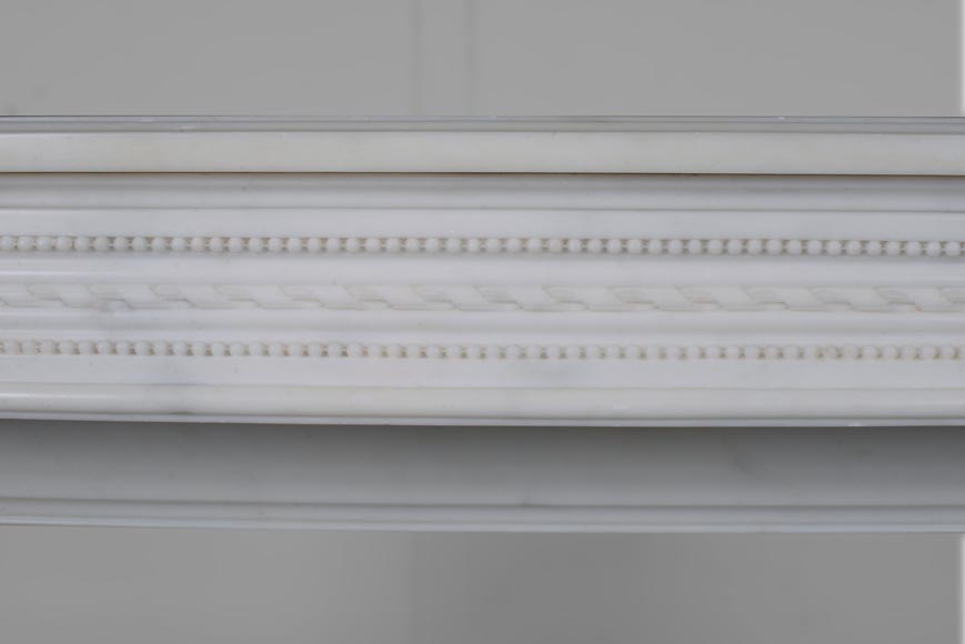 Superbe cheminée de style Louis XVI en marbre statuaire aux carquois inspiré du modèle du Château de Fontainebleau dessiné par Pierre-Marie Rousseau-2