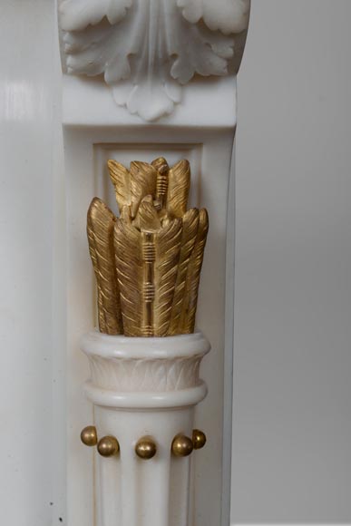 Superbe cheminée de style Louis XVI en marbre statuaire aux carquois inspiré du modèle du Château de Fontainebleau dessiné par Pierre-Marie Rousseau-12