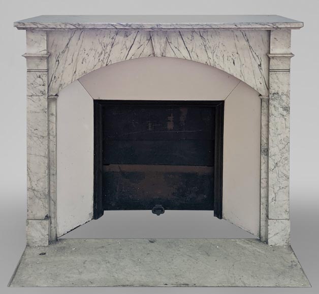 Petite cheminée originale au bandeau cintré en marbre Arabescato-0