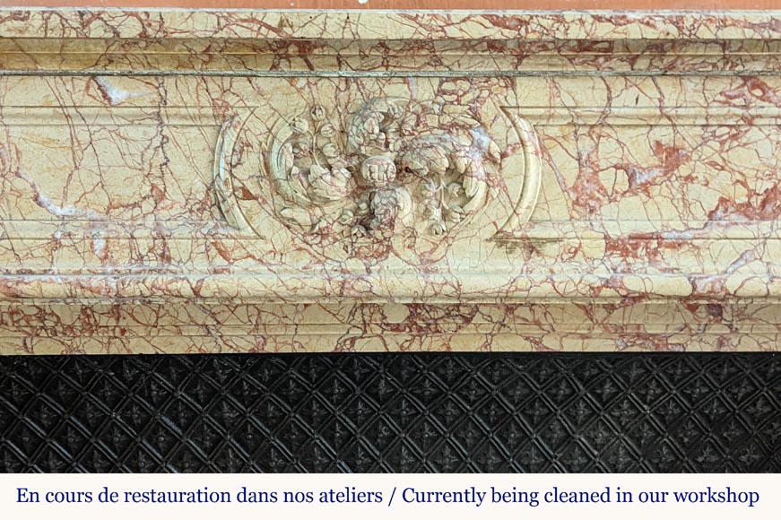 Cheminée de style Louis XVI aux rosaces en marbre Breccia Nuvolata-1