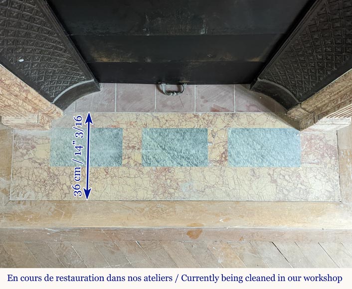 Cheminée de style Louis XVI aux rosaces en marbre Breccia Nuvolata-9